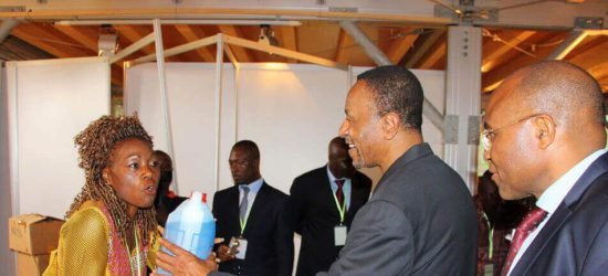 Présentation de ses produits à Dr. Paul Fokam