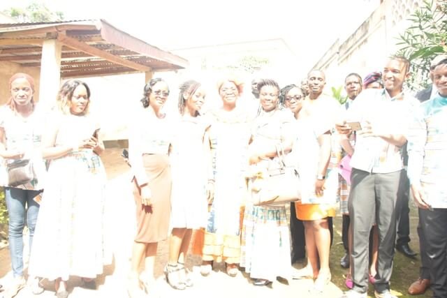 Les stagiaires hommes jaloux viennent autour de la vice PCA.